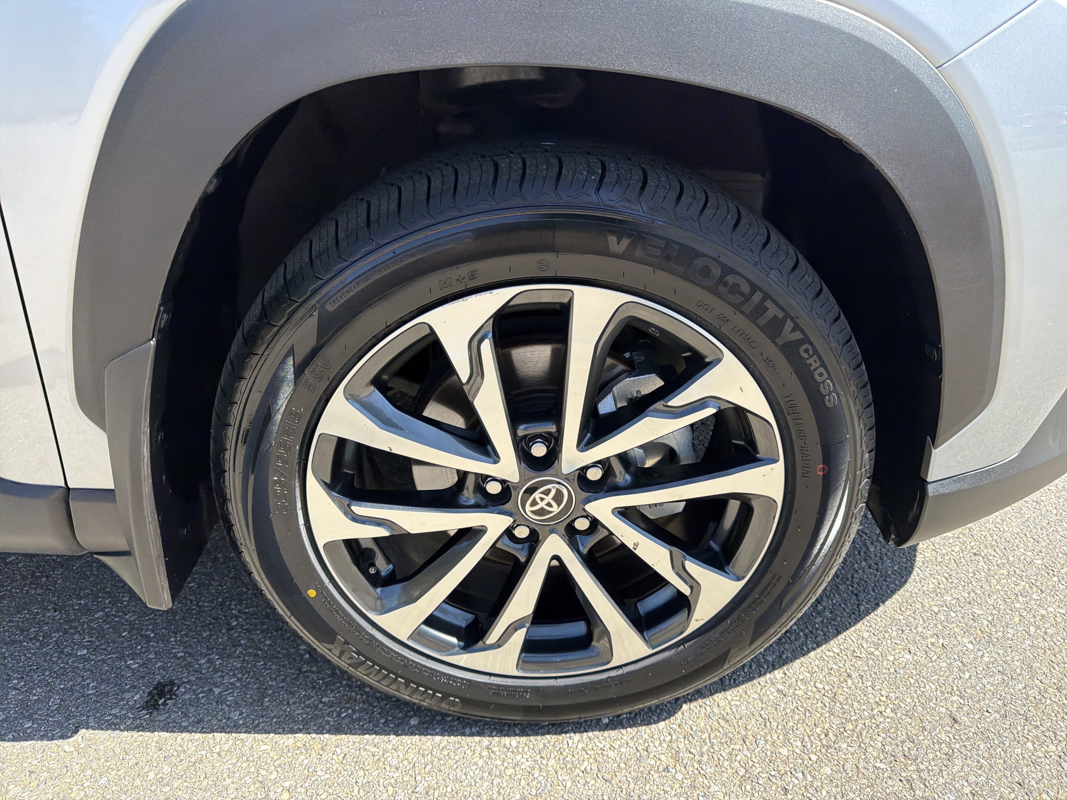 Used 2024 Toyota Corolla Cross XLE w/ Convenience Package image 12