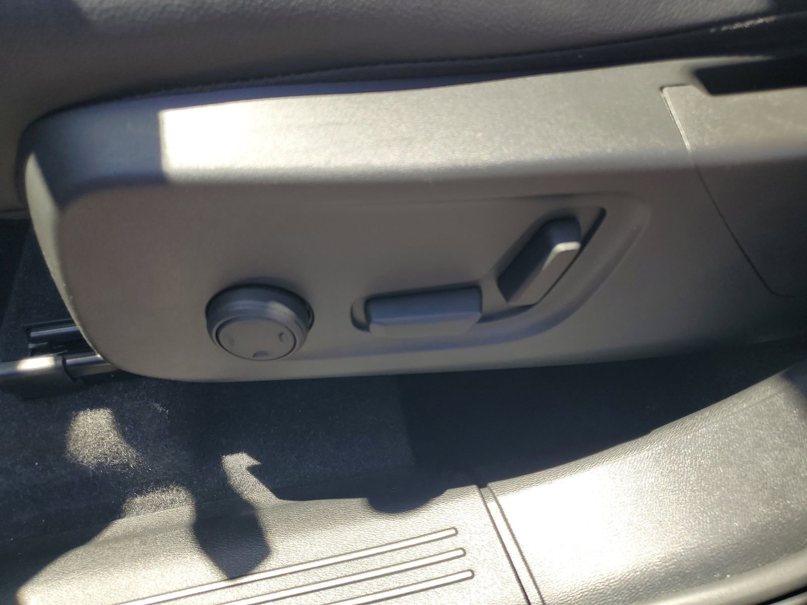 Used 2022 Volvo XC40 T5 Momentum image 7