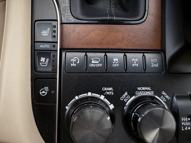 Used 2016 Lexus LX 570 4WD w/ Luxury Package image 34