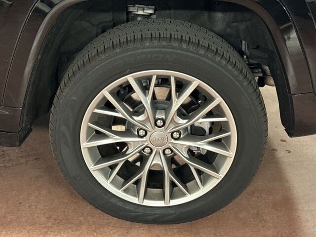 Used 2023 Jeep Grand Cherokee Summit w/ Advanced Protech Group IV AWD/4WD image 30