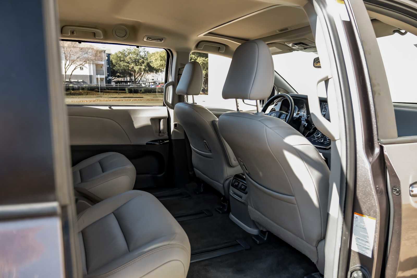 Used 2018 Toyota Sienna XLE image 39