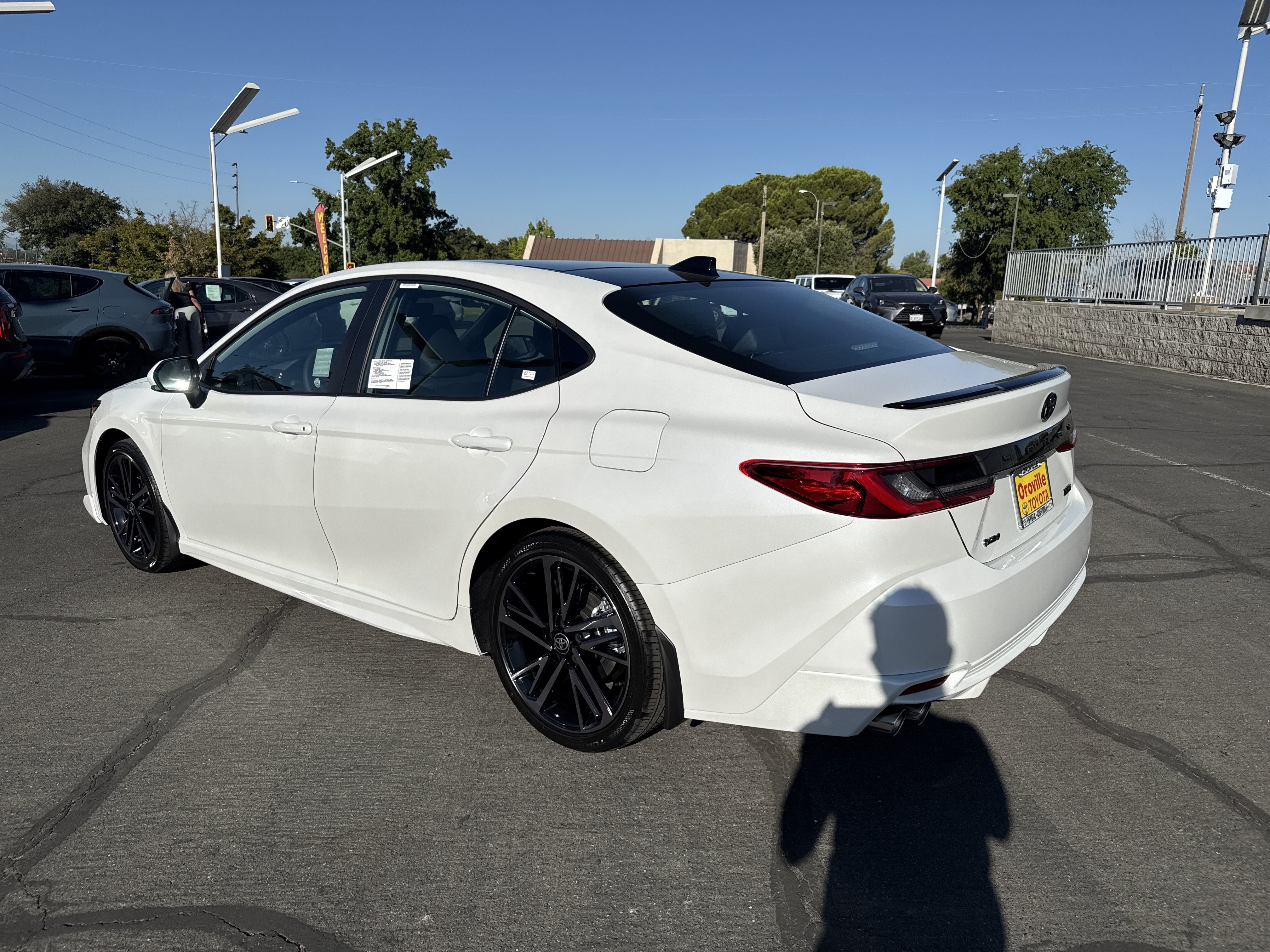 New 2026 Toyota Camry Hybrid FWD image 3