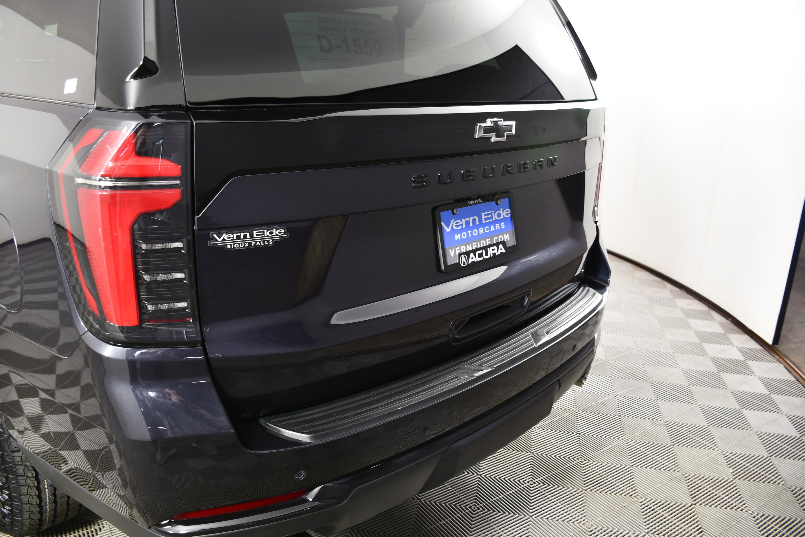 Used 2025 Chevrolet Suburban Z71 image 15