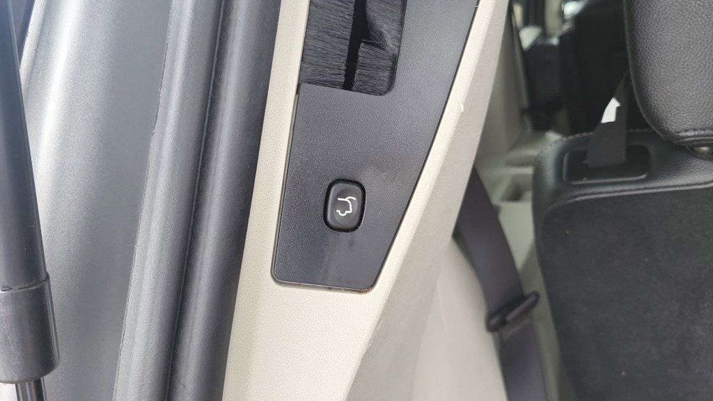 Used 2018 Dodge Grand Caravan SXT image 13