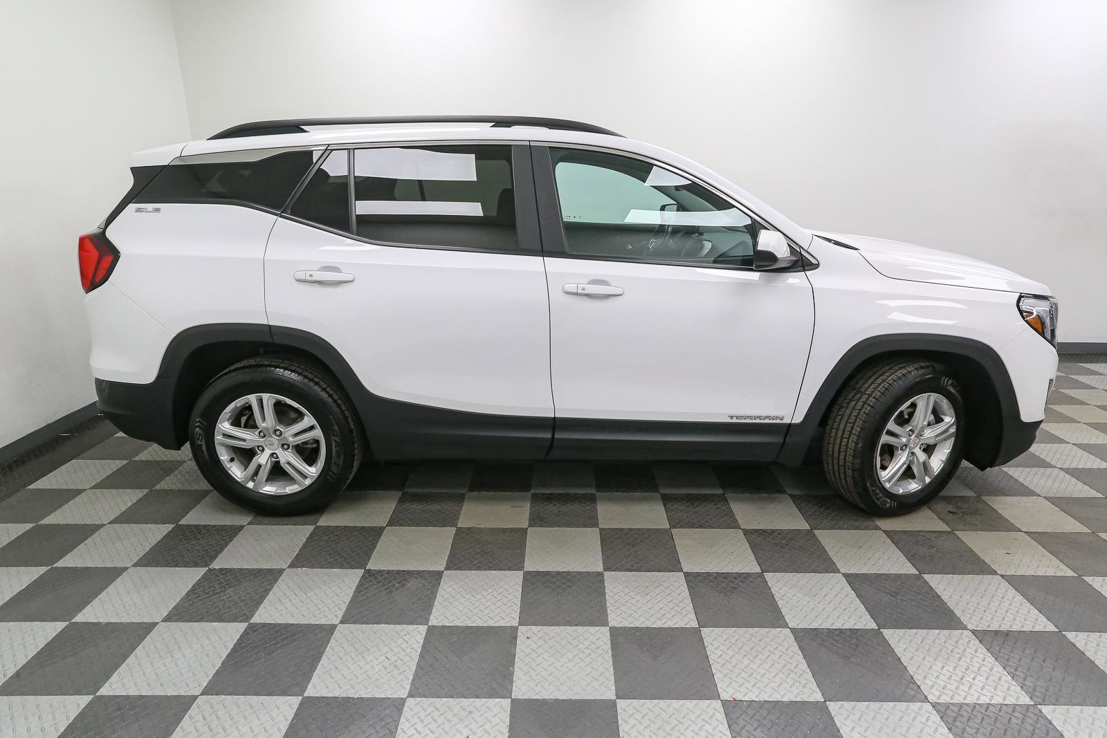 Used 2021 GMC Terrain SLE w/ Driver Convenience Package image 8