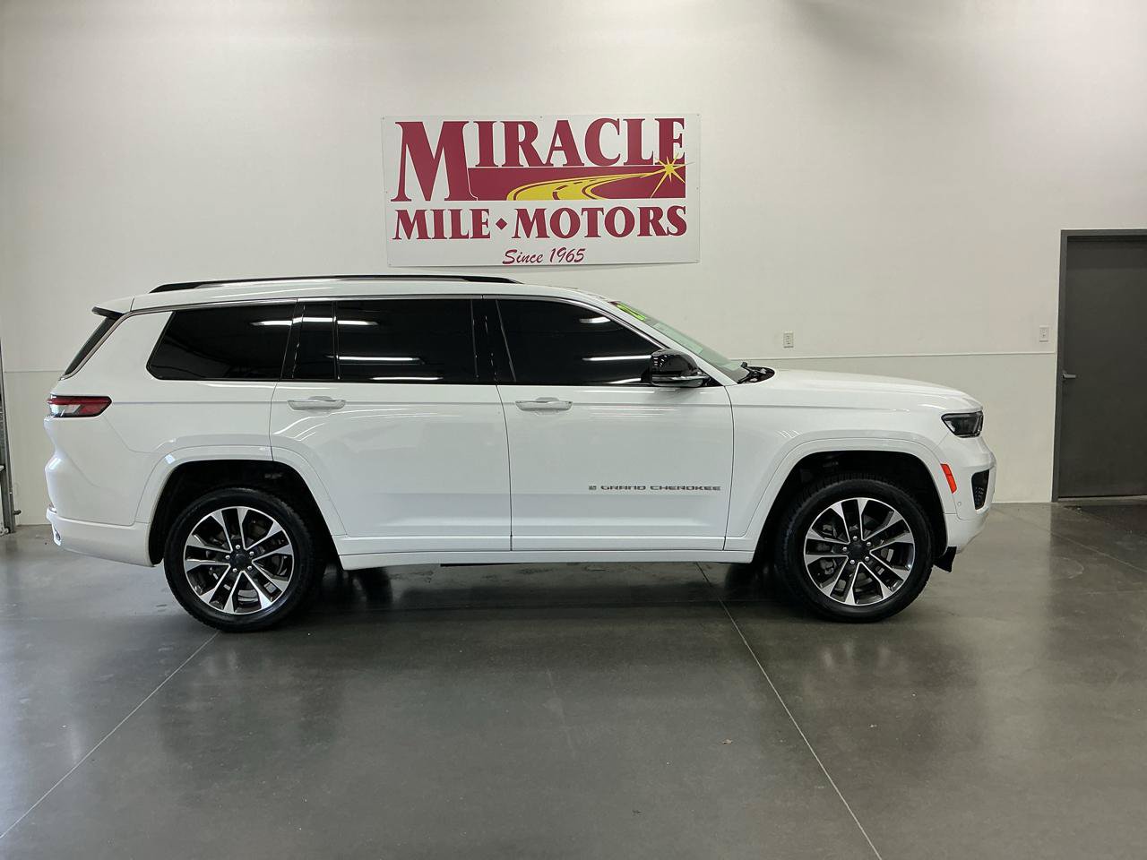 Used 2021 Jeep Grand Cherokee L Overland w/ Luxury Tech Group IV AWD/4WD image 6