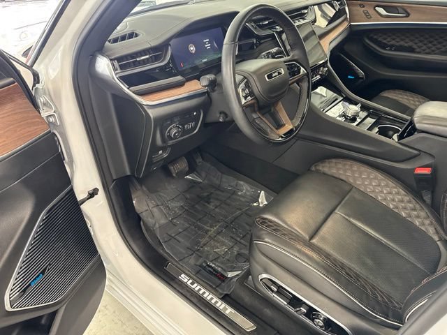 Used 2023 Jeep Grand Cherokee Summit w/ Luxury Tech Group V AWD/4WD image 18