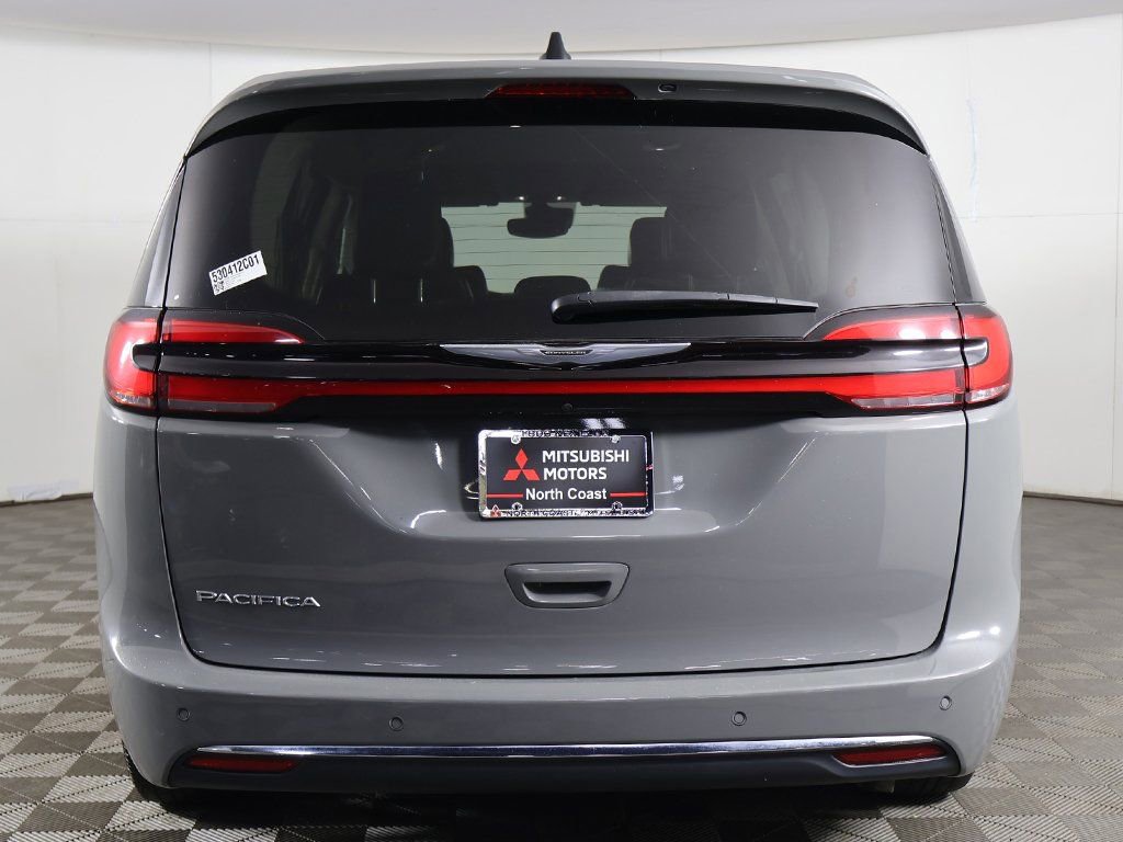 Used 2023 Chrysler Pacifica Touring-L image 13