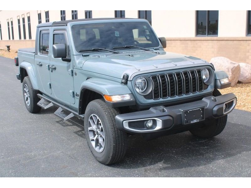 Used 2024 Jeep Gladiator Sport image 2