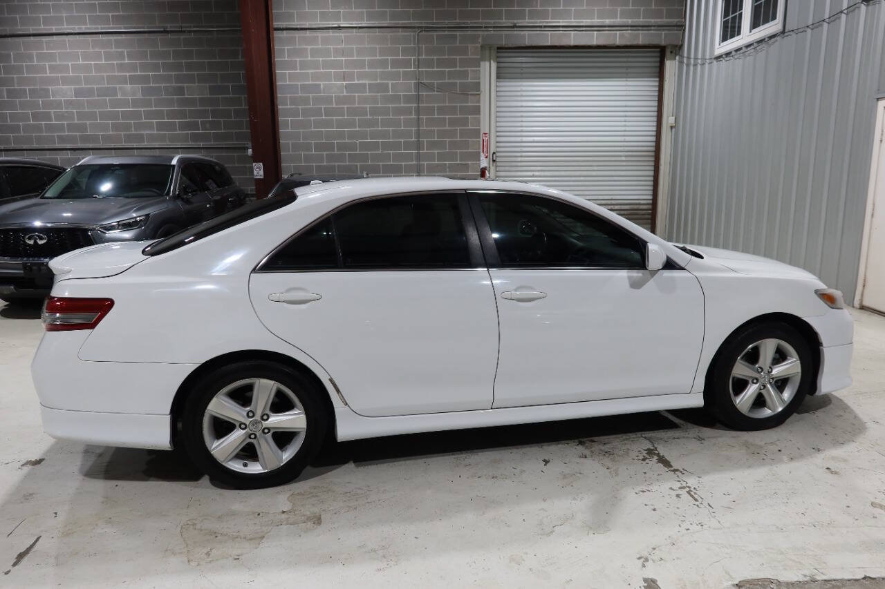 Used 2011 Toyota Camry SE w/ SE Extra-Value Pkg #1 FWD image 6
