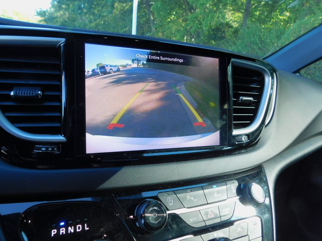 Used 2025 Chrysler Pacifica Select FWD image 4