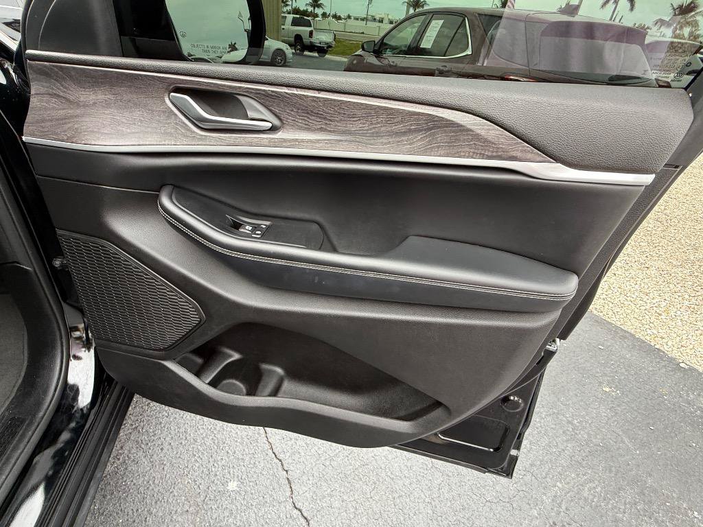 Used 2023 Jeep Grand Cherokee Limited AWD/4WD image 16