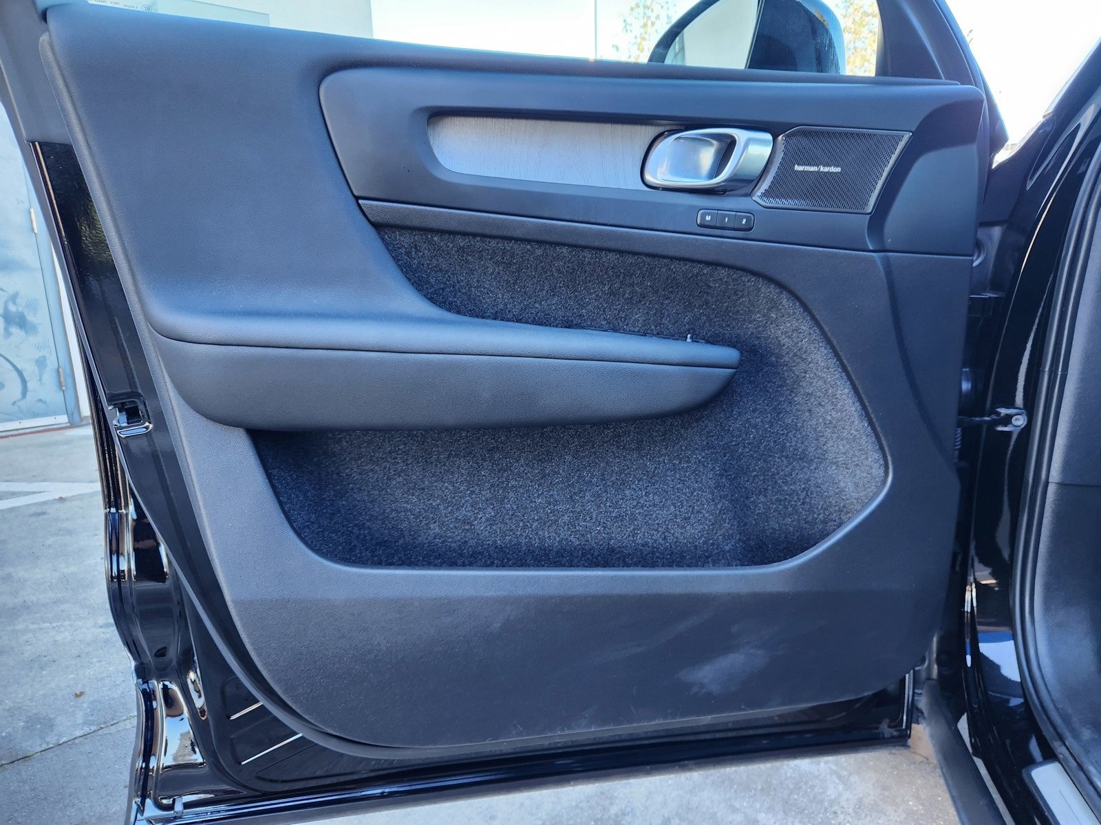 Used 2023 Volvo XC40 B4 Ultimate image 16