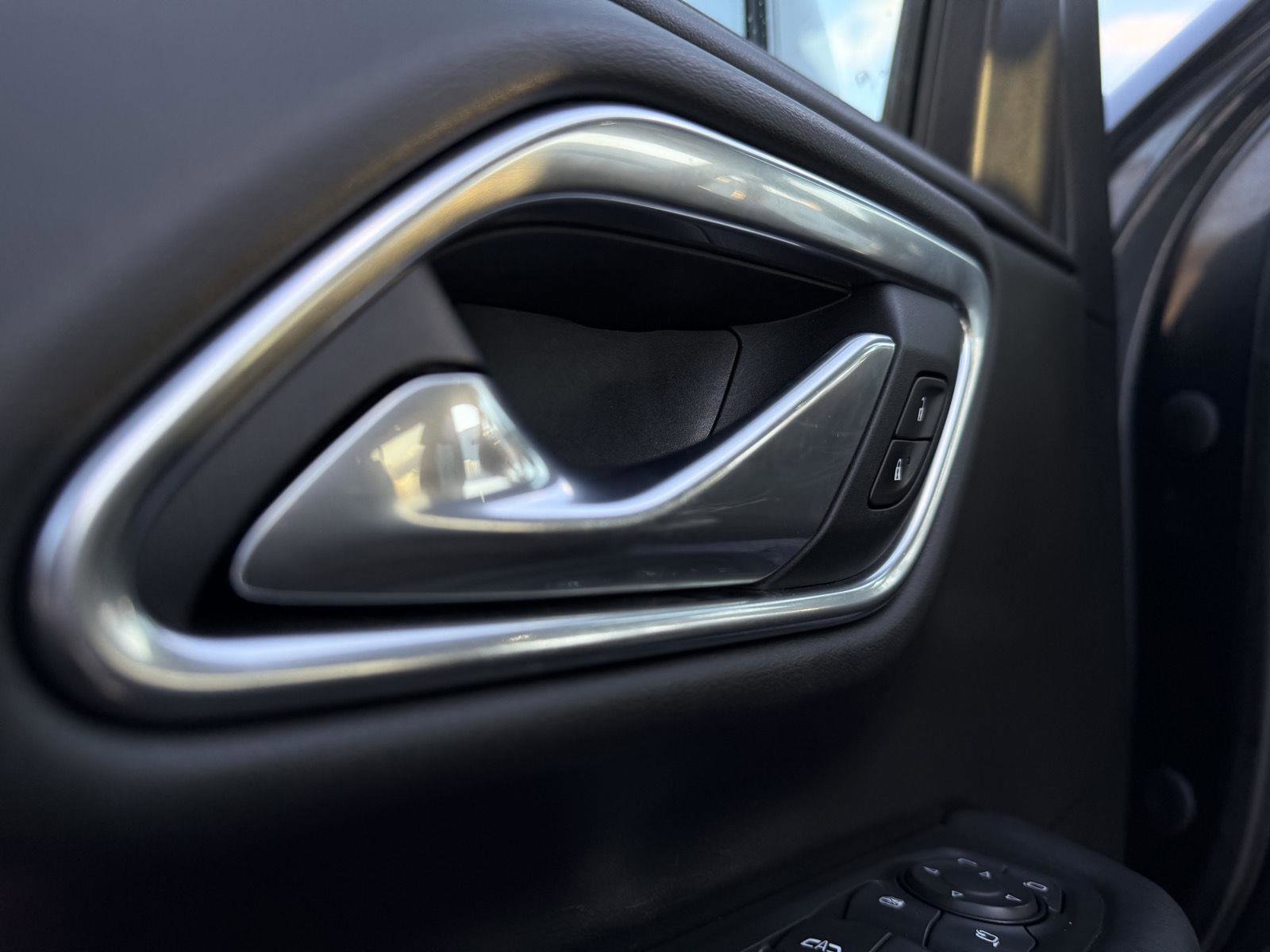 Used 2021 Chevrolet Suburban RST w/ Luxury Package image 16