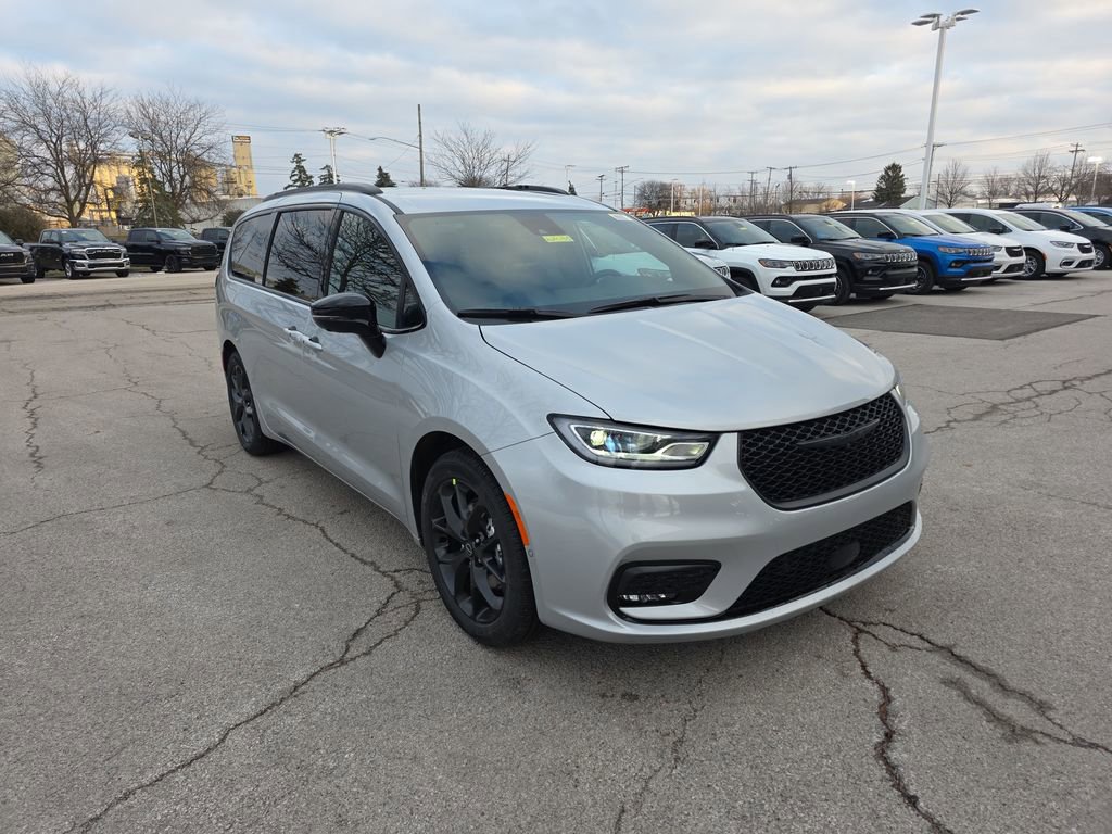 New 2026 Chrysler Pacifica Select FWD image 3