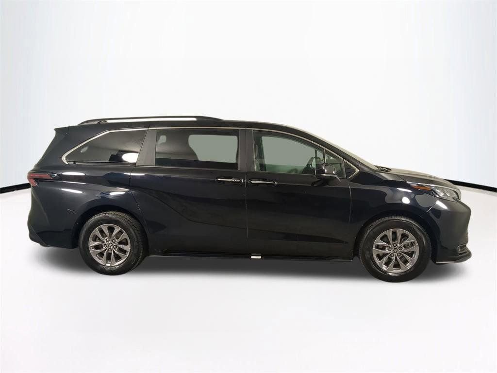 Used 2025 Toyota Sienna XLE image 4