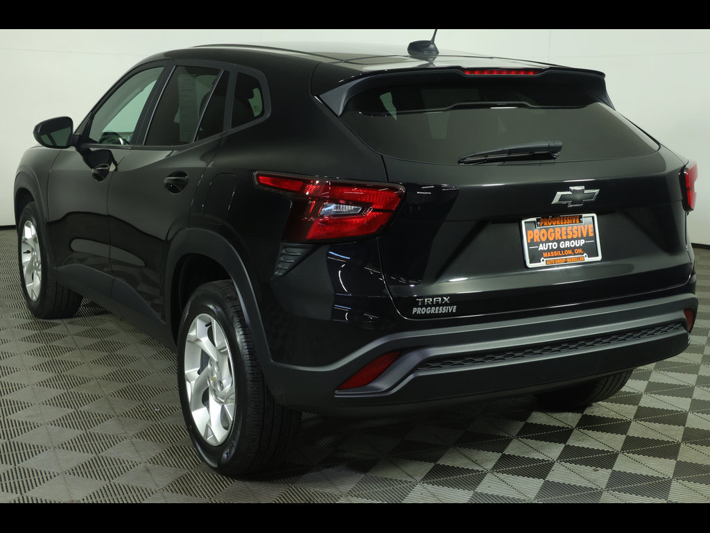 Used 2024 Chevrolet Trax LS w/ LS Convenience Package FWD image 14
