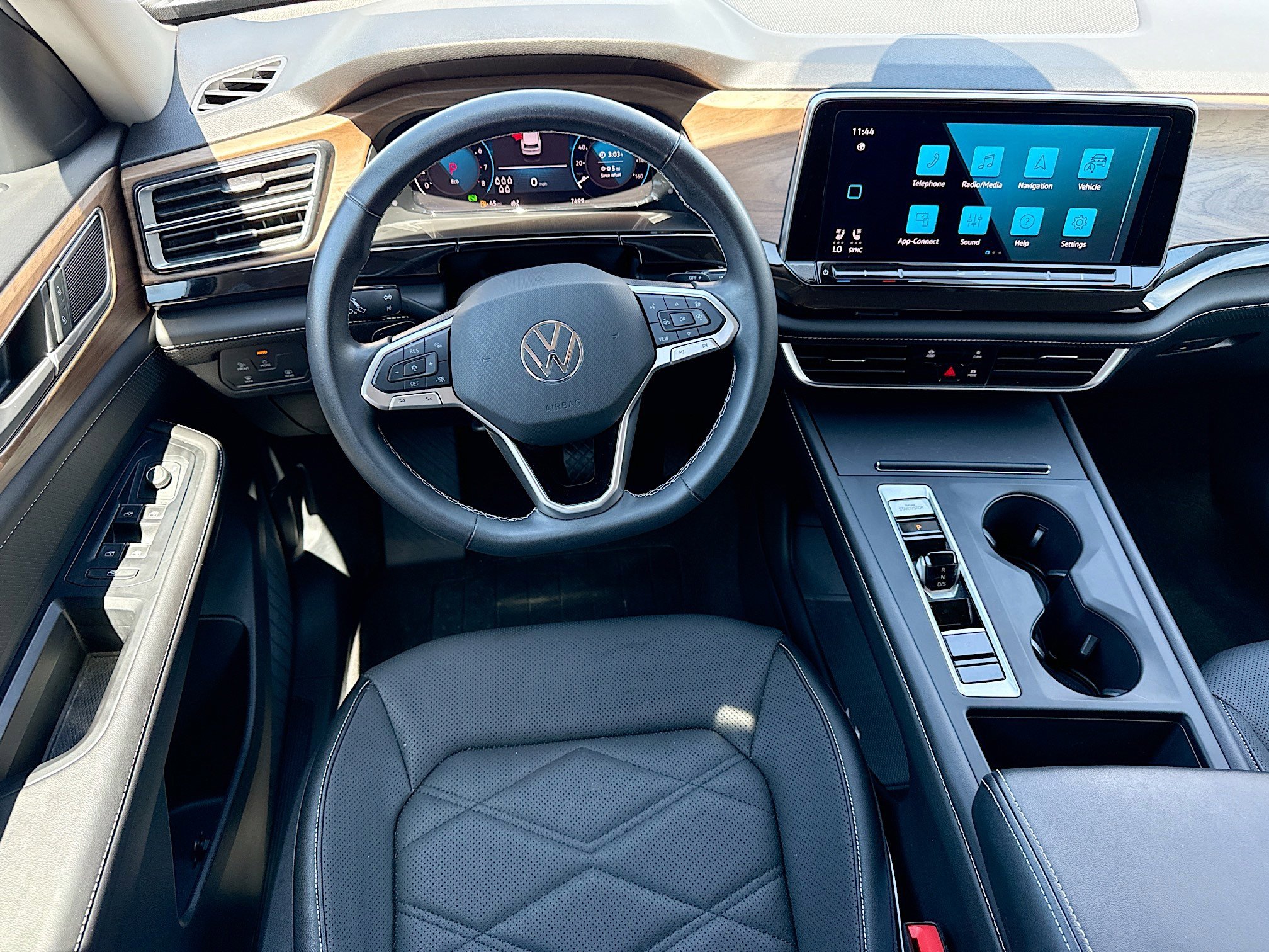 Used 2025 Volkswagen Atlas SE FWD image 16