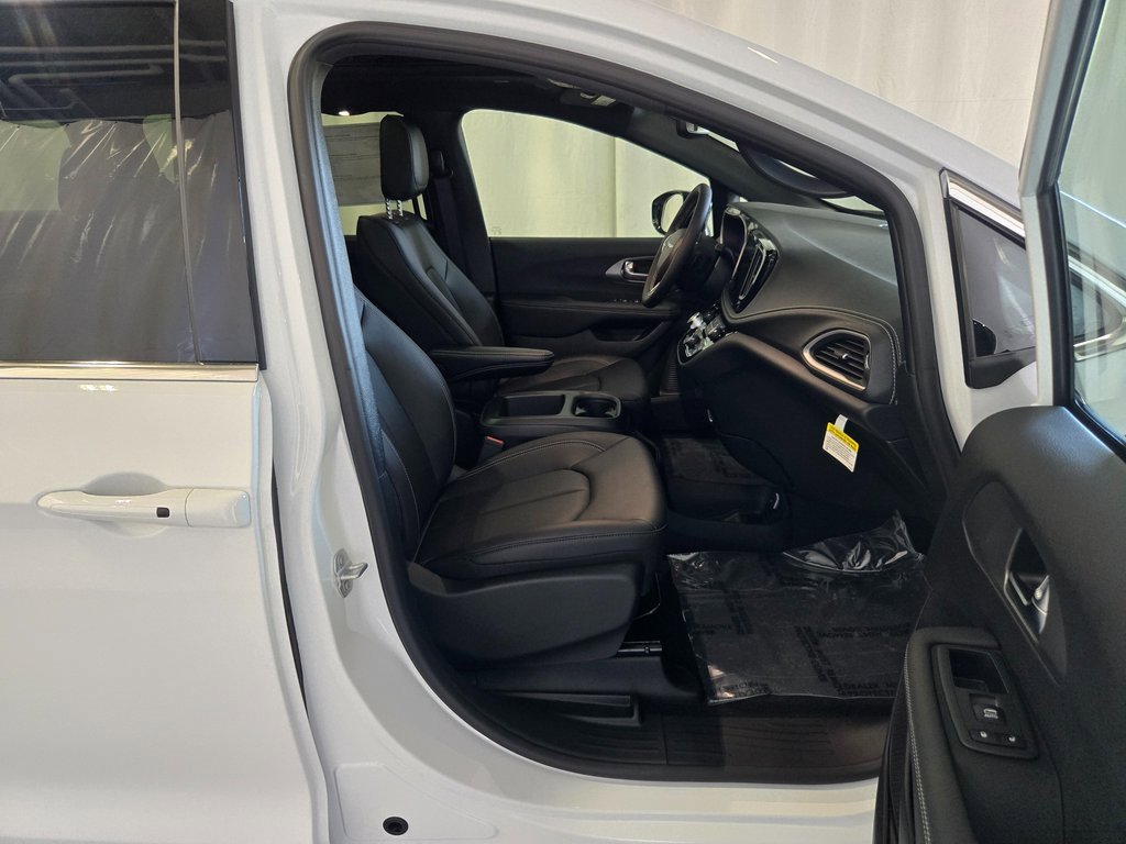 New 2025 Chrysler Pacifica Select image 26