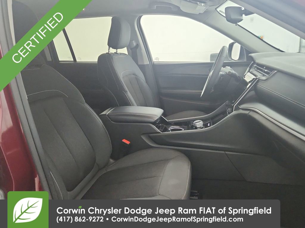 Used 2023 Jeep Grand Cherokee Laredo AWD/4WD image 30