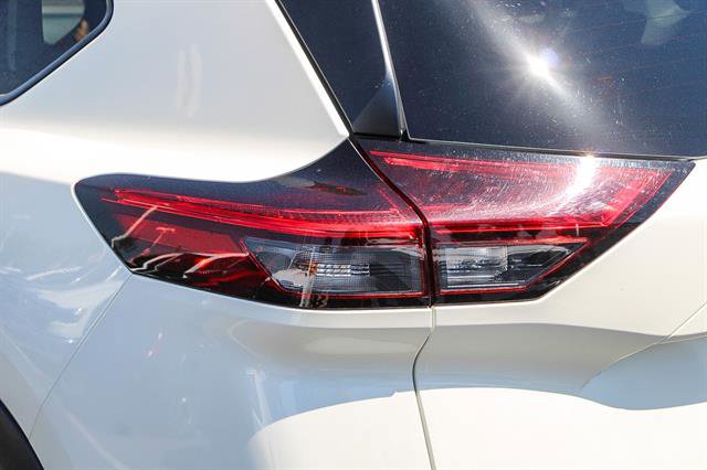 Used 2023 Nissan Rogue SV image 11