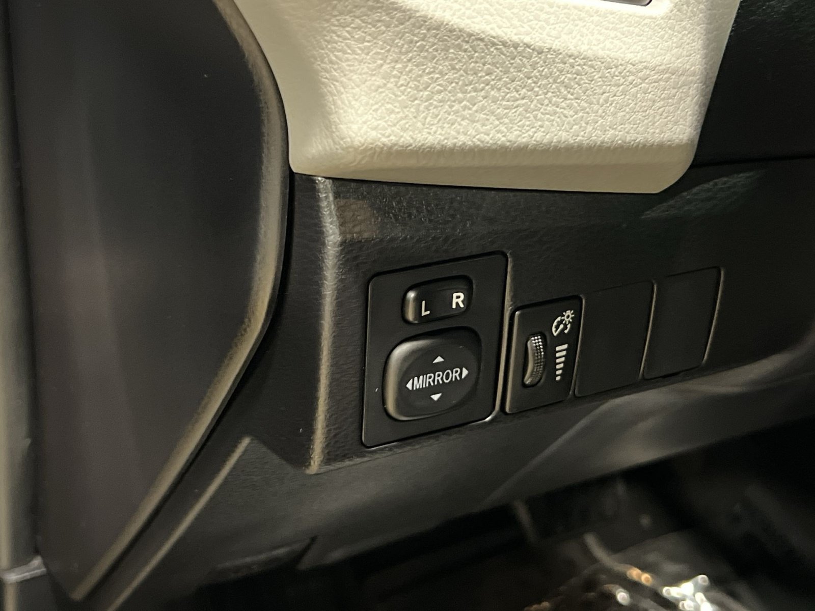 Used 2014 Toyota Corolla LE FWD image 30