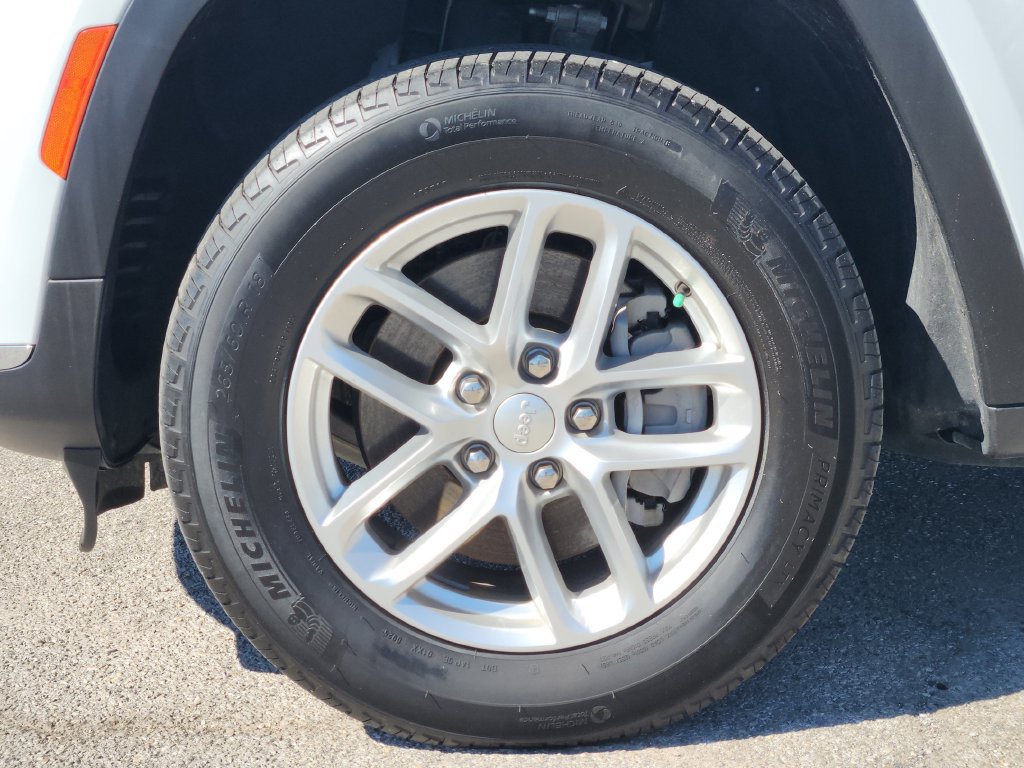 Used 2025 Jeep Grand Cherokee L Laredo RWD image 11