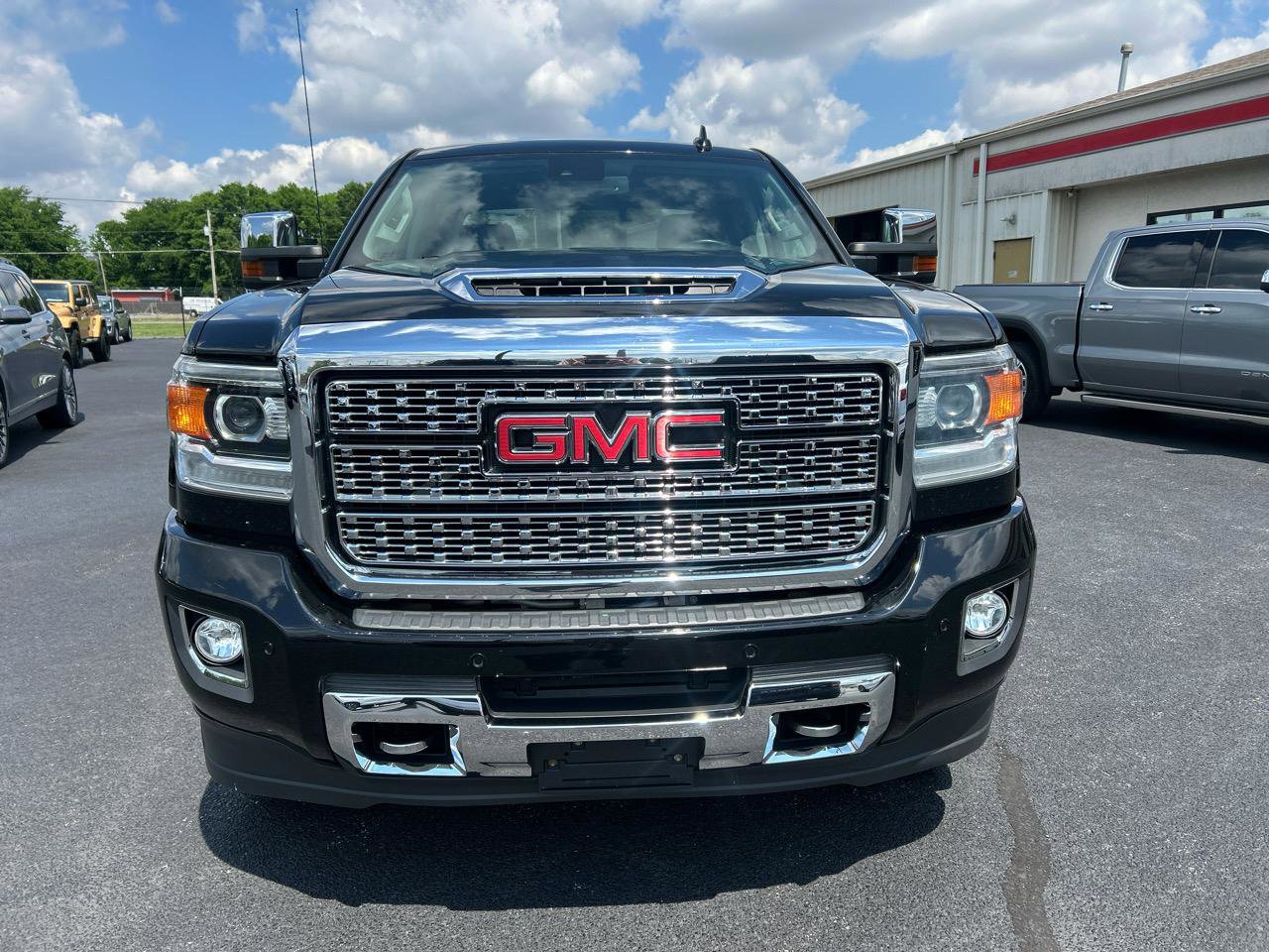 Used 2018 GMC Sierra 2500 Denali w/ Duramax Plus Package AWD/4WD image 2