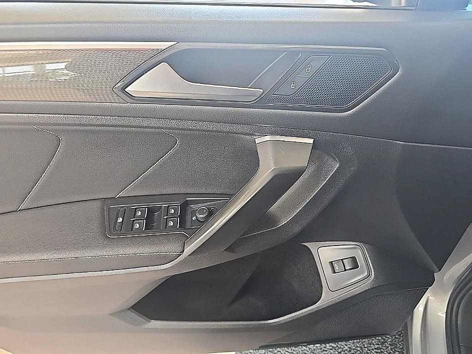 Used 2022 Volkswagen Tiguan SE R-Line AWD/4WD image 13