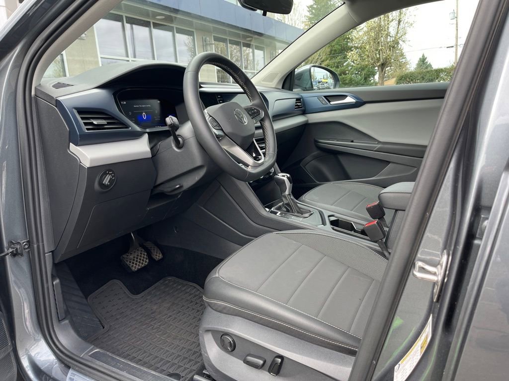 Used 2023 Volkswagen Taos SE w/ Panoramic Sunroof Package FWD image 10