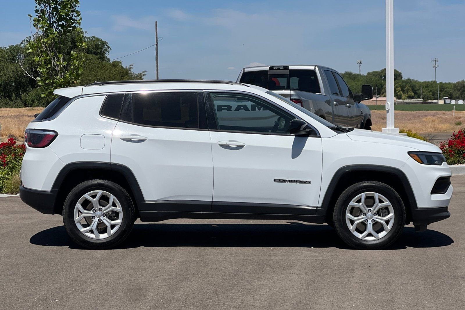 Used 2024 Jeep Compass Latitude AWD/4WD image 3