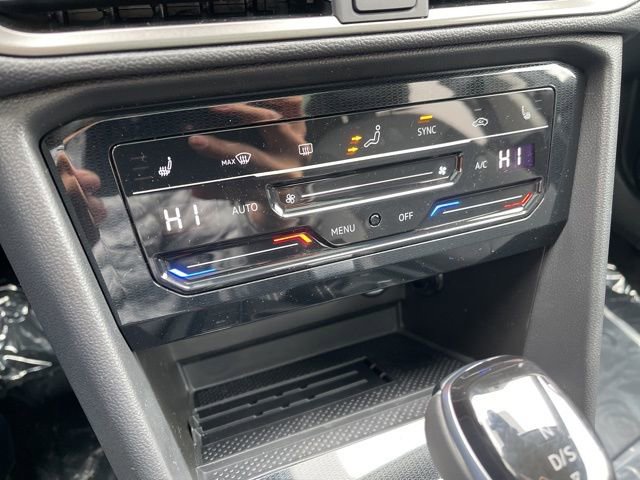 Used 2025 Volkswagen Taos SE image 11