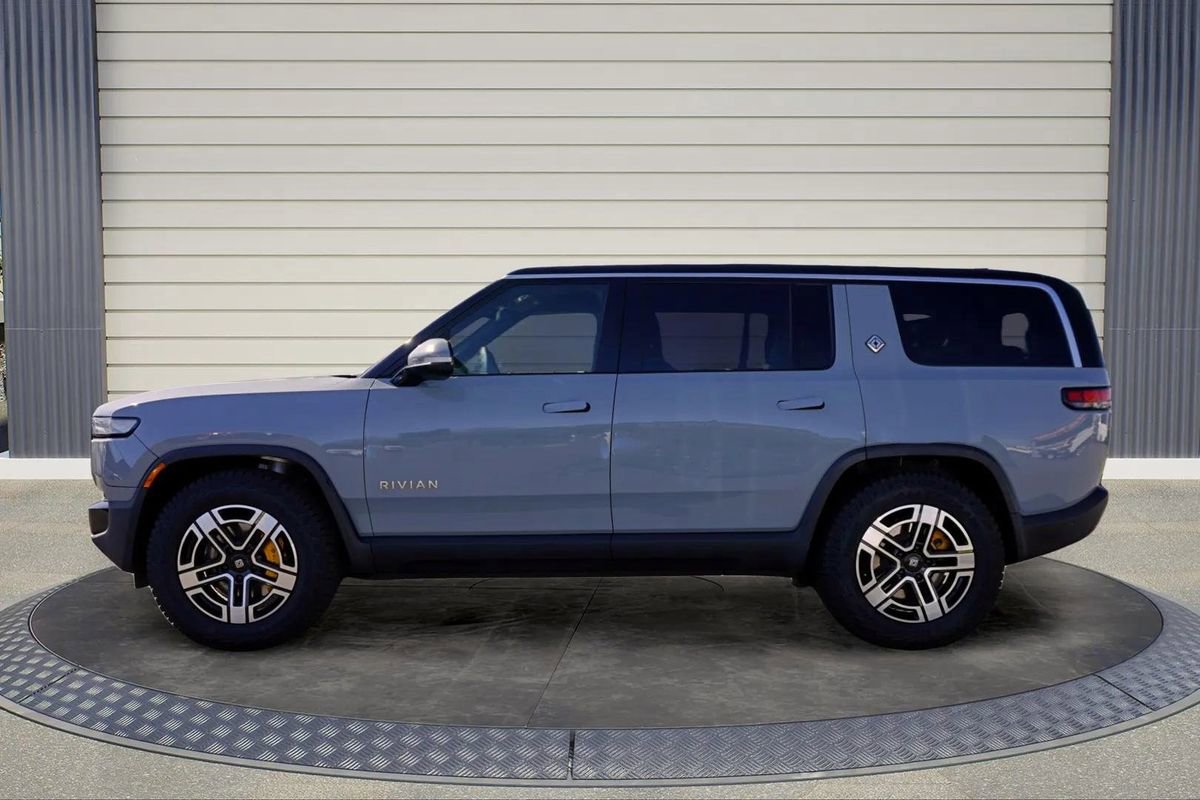 Used 2023 Rivian R1S Adventure image 4