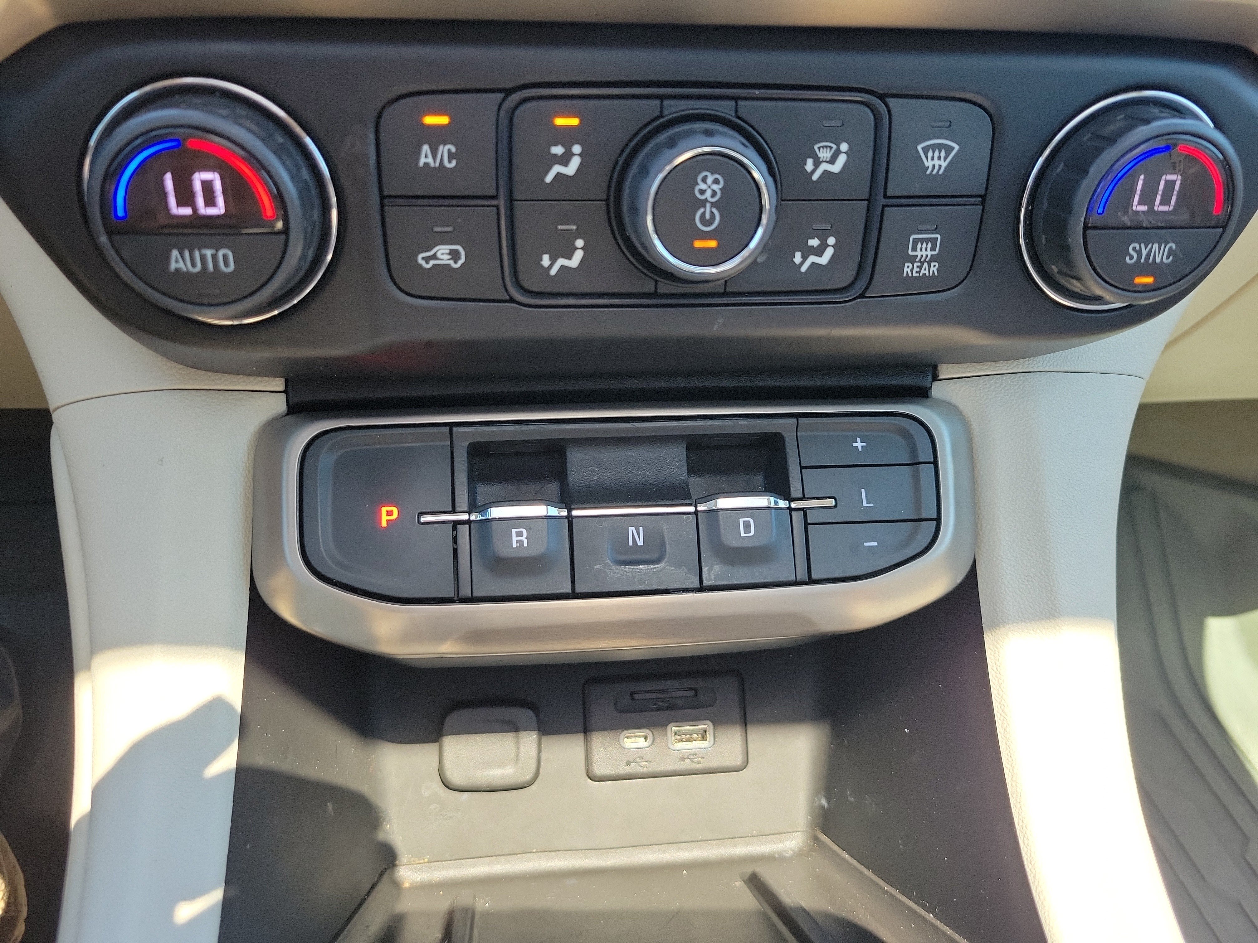 Used 2022 GMC Acadia Denali w/ Denali Ultimate Package AWD/4WD image 25