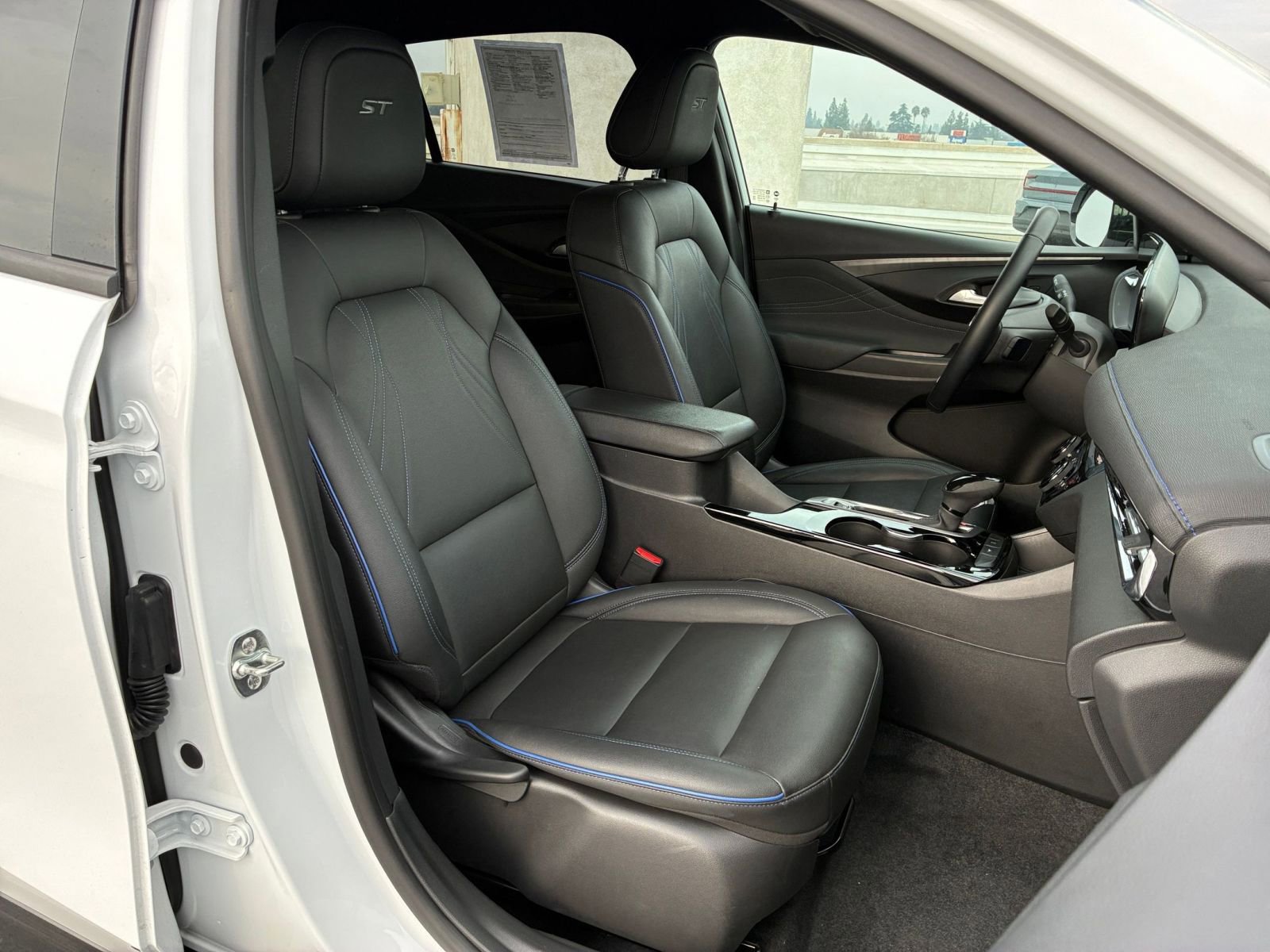 Used 2025 Buick Envista Sport Touring image 36