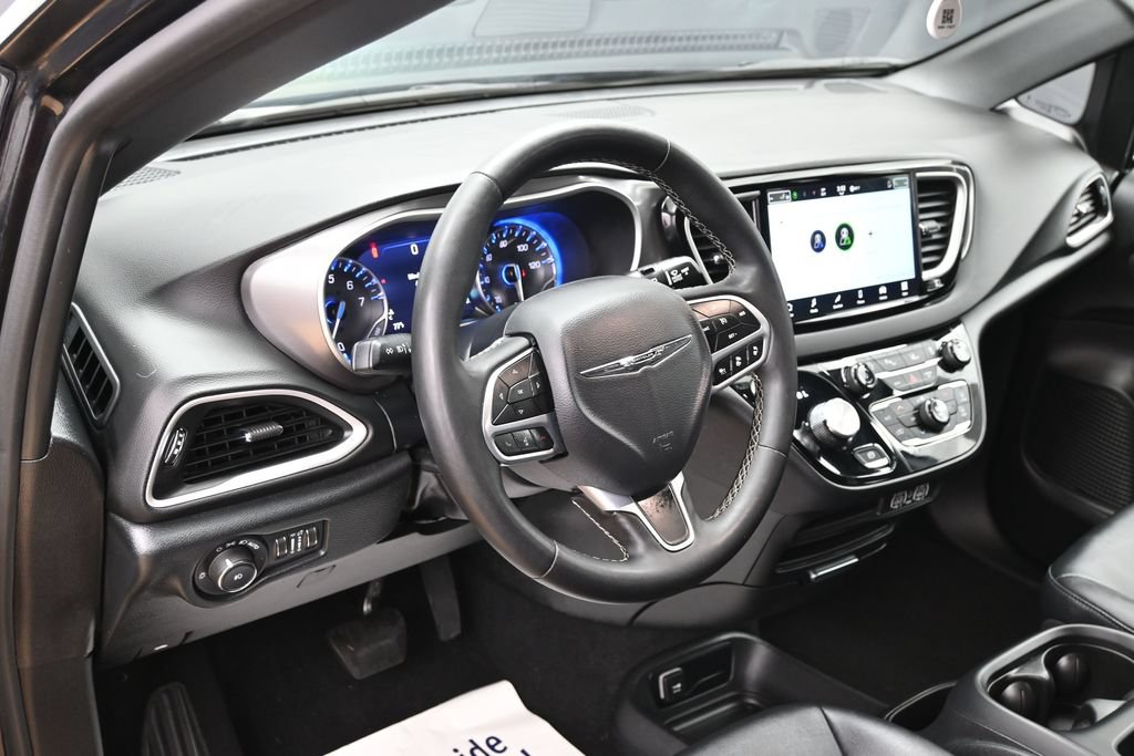 Used 2025 Chrysler Pacifica Select FWD image 16
