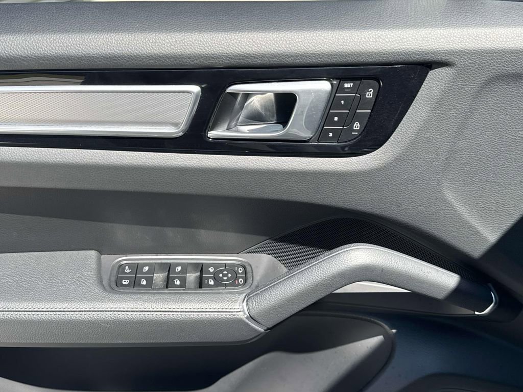 Certified 2023 Porsche Cayenne Platinum Edition image 21