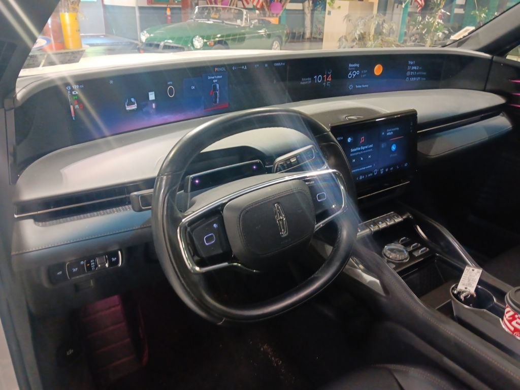 Used 2024 Lincoln Nautilus Premier w/ Jet Appearance Package AWD/4WD image 4