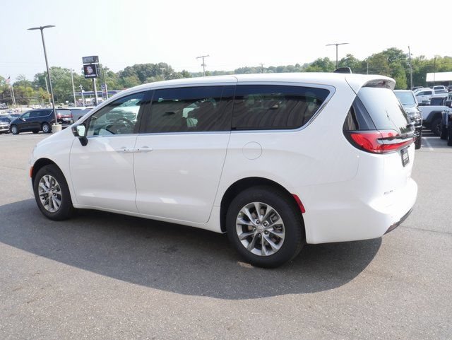New 2026 Chrysler Pacifica Select AWD/4WD image 9