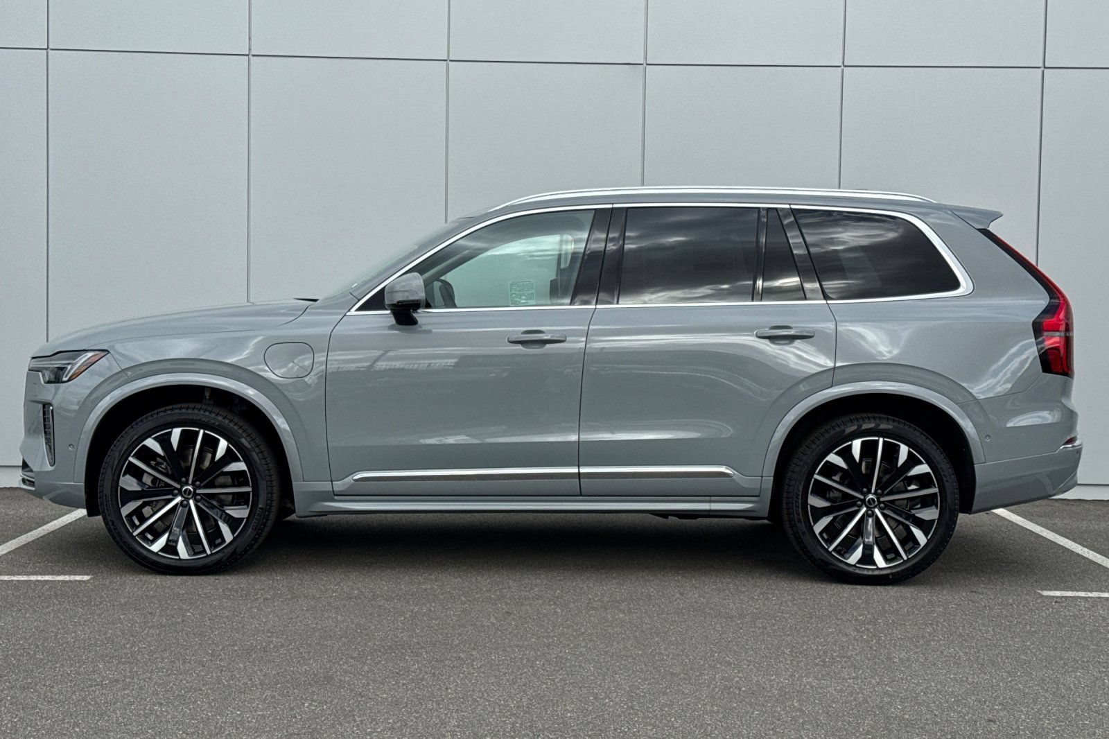 New 2026 Volvo XC90 T8 Plus w/ Protection Package AWD/4WD image 2