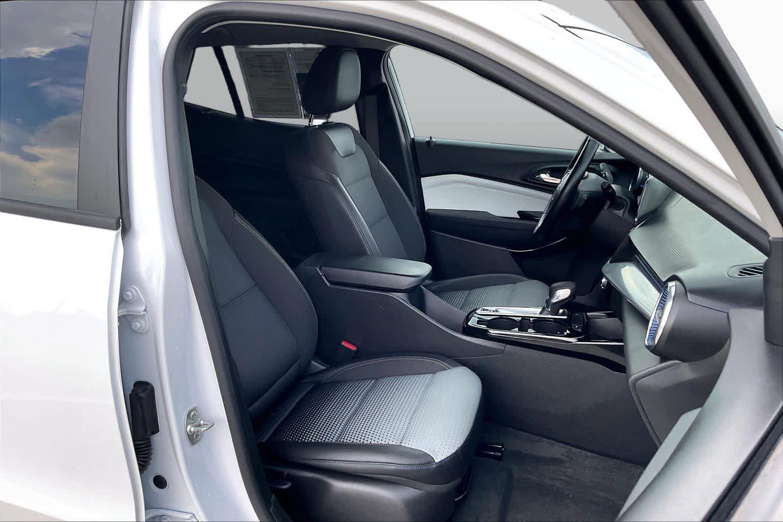 Used 2025 Chevrolet Trax LT w/ LT Convenience Package FWD image 9