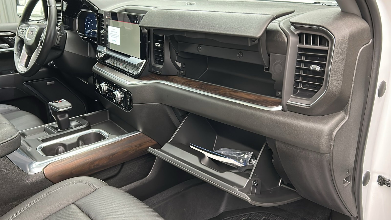 Used 2023 GMC Sierra 1500 SLT image 40