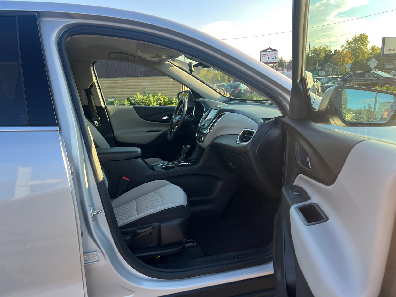 Used 2020 Chevrolet Equinox LT w/ Driver Convenience Package image 39