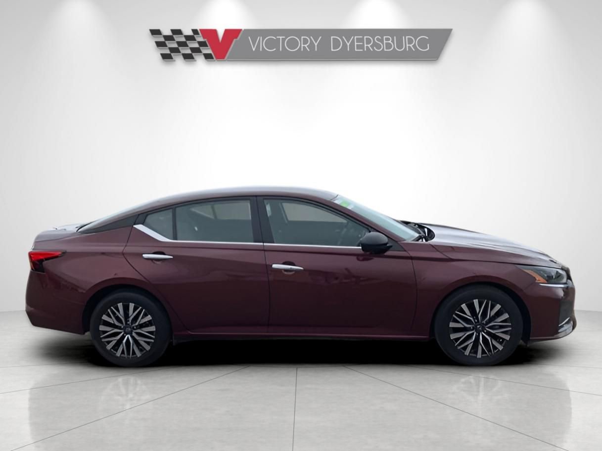 Used 2025 Nissan Altima 2.5 SV FWD image 9