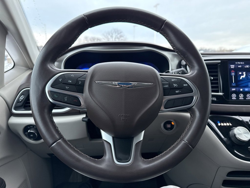 Used 2017 Chrysler Pacifica Touring-L image 12