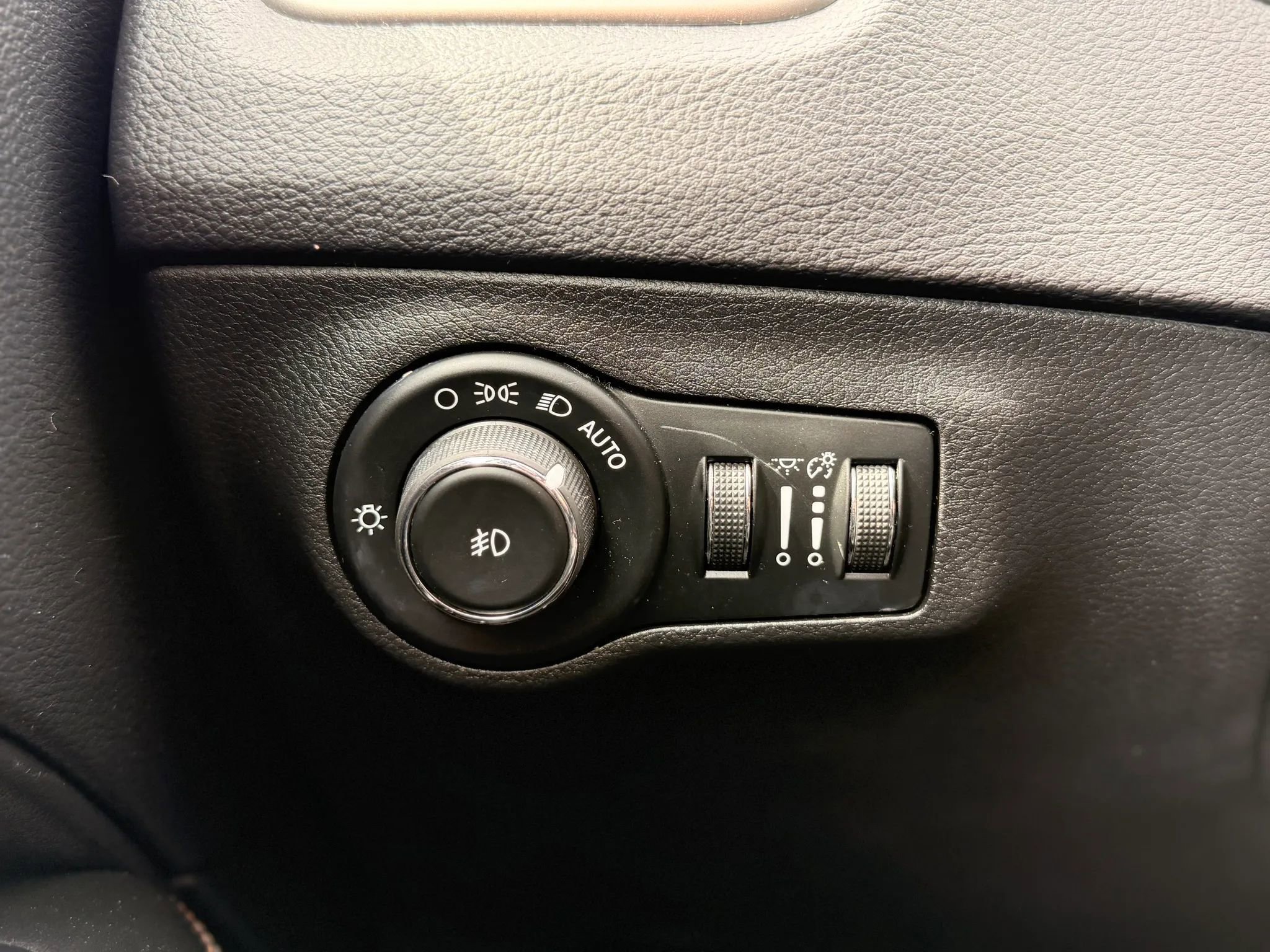 Used 2018 Jeep Compass Latitude w/ Popular Equipment Group AWD/4WD image 38
