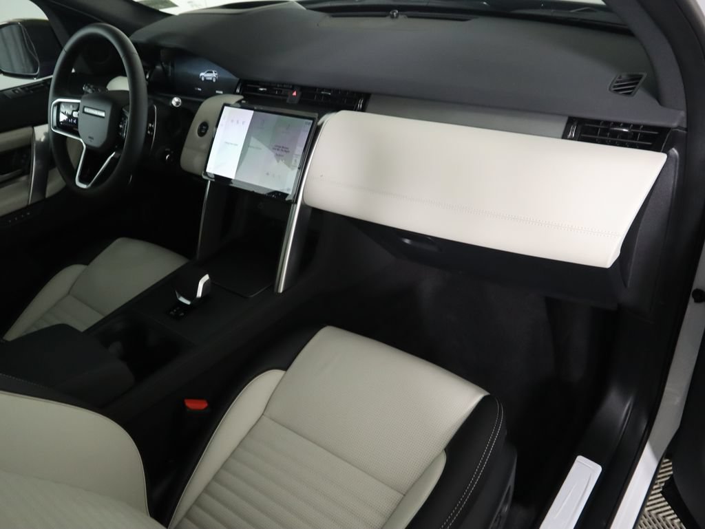 Certified 2025 Land Rover Discovery Sport Dynamic SE AWD/4WD image 19