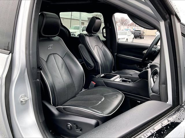 Used 2023 Chrysler Pacifica Limited w/ S Appearance Package image 11