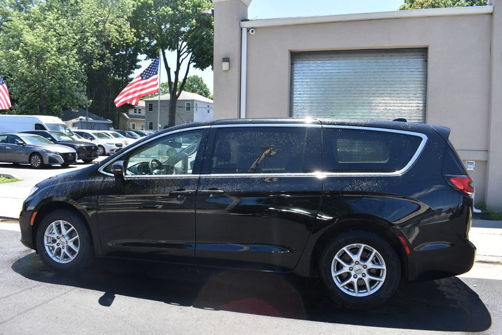 Used 2024 Chrysler Pacifica Touring-L FWD image 9