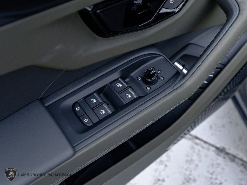 Used 2025 Lamborghini Urus SE AWD/4WD image 24